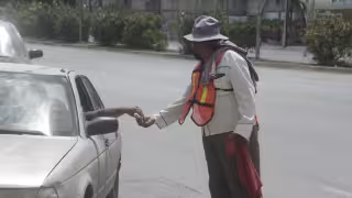 El hombre de la tercera edad tiene que aguantar temperaturas extremas.