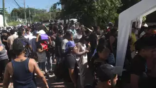 Las personas tienen que esperar durante horas y a veces no concretan el trámite.