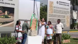 Colocan la primera piedra de la réplica de la Estela 18 de Uxmal en Paseo de Montejo