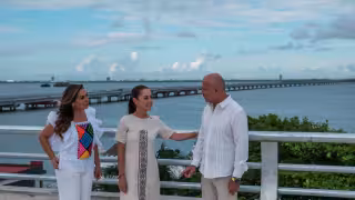 La presidenta Claudia Sheinbaum supervisó las obras del Distribuidor Vial Kukulcán en Cancún.