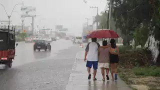 Diversas lluvias y chubascos se desataron en Cancún durante la tarde del sábado, causando encharcamientos y afectaciones en vialidades