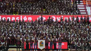 Mara Lezama abanderó a 727 atletas quintanarroenses.