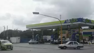 Automovilistas y peatones se enfrentan a caos vial en la intersección de las avenidas Chichen Itzá con Tepich