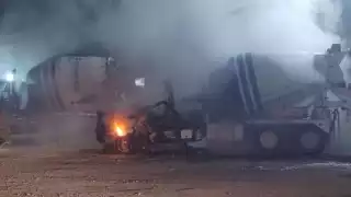 Reportan incendio de vehículo y hotel en Bacalar