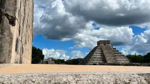 Investigadores informaron del hallazgo de un nuevo asentamiento en Chichén Itzá Investigadores informaron del hallazgo de un nuevo asentamiento en Chichén Itzá