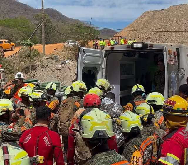 Elementos del Ejército continúan trabajando en el rescate de los mineros.