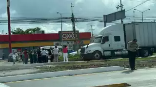 Vecinos bloquean la carretera Mérida-Umán por falta de electricidad