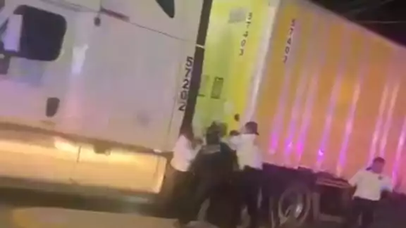 Cinco policías someten a trailero descontrolado