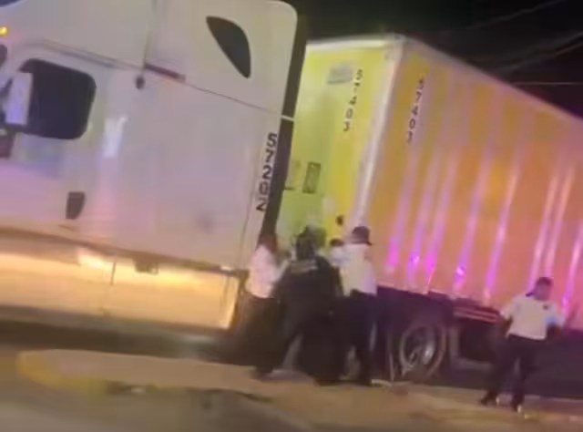 Cinco policías someten a trailero descontrolado