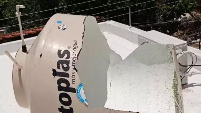 La intensa tormenta eléctrica que sacudió a Valladolid dejó como saldo un tinaco destruido