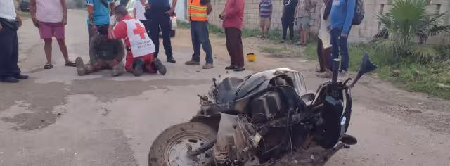 El motociclista presentó golpes y posibles fracturas