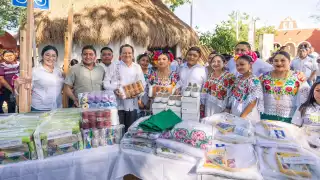 Reconocen al legado maya de Yucatán: entregan indumentaria a grupos folclóricos y anuncian apoyo económico a parteras