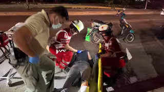 Una pareja en motoneta fue atropellada por una camioneta en la avenida Chac Mool.