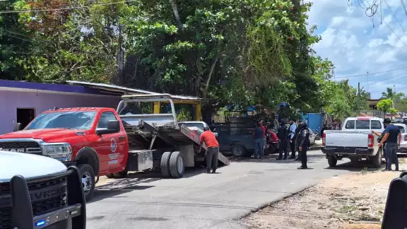 Dueños de los talleres habían tenido la oportunidad de retirar los automóviles de las calles, al no obedecer fueron asegurados Dueños de los talleres habían tenido la oportunidad de retirar los automóviles de las calles, al no obedecer fueron asegurados