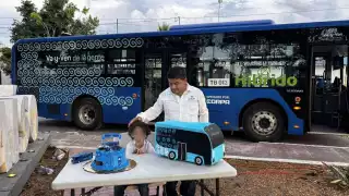 Santiago González celebra un año más de vida con una fi esta temática de transporte público urbano