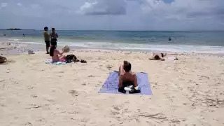 Turistas se olvidan de Beryl para disfrutar de las costas de Playa del Carmen