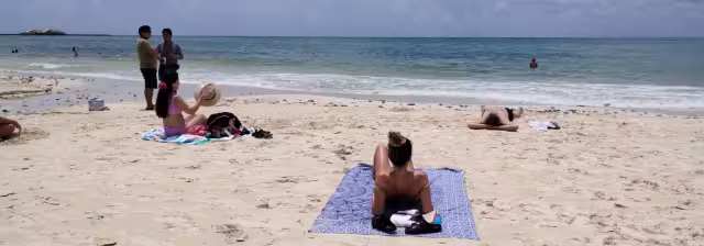 Los turistas disfrutan de un sábado soleado en Playa del Carmen