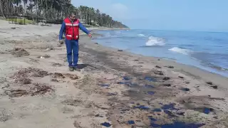 Pemex admite fuga de crudo en Akal-C; derrame alcanza Ciudad del Carmen y costas de Tabasco
