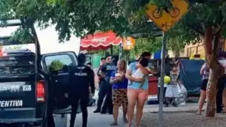 Los vecinos se percataron de la situación y resguardaron al menor de edad.