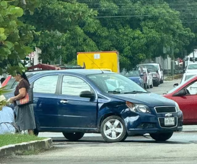 Un taxista impactó contra el conductor de un vehículo tipo Aveo color azul que circulaba con preferencia