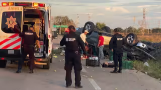 Vuelca camioneta cargada de frutas en la vía Buctzotz-Tizimín; hay tres heridos