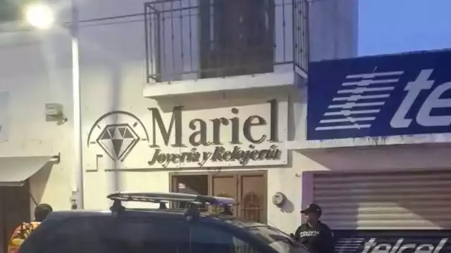 Dos individuos amagan con arma de fuego a empleadas y rocían gasolina en comercio del Centro