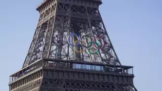 París 2024: Anillos olímpicos    adornan la Torre Eiffel