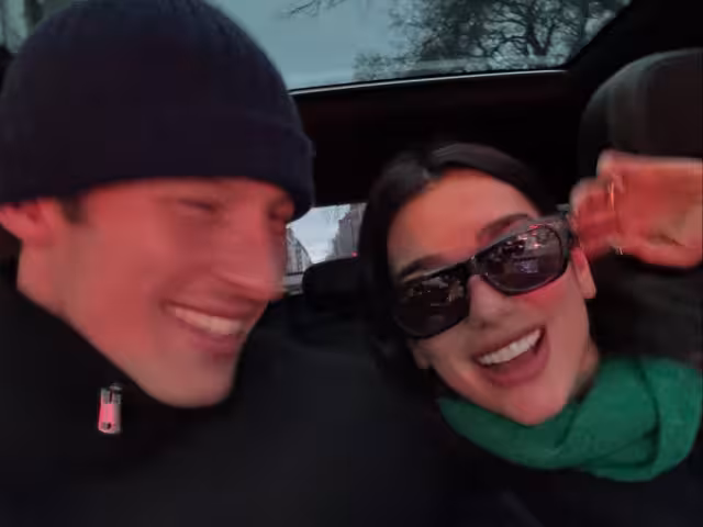 Según reportes, Dua Lipa se comprometió con Callum Turner.