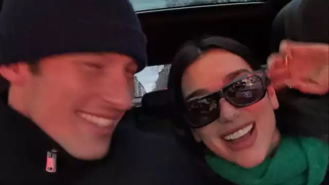 Según reportes, Dua Lipa se comprometió con Callum Turner.