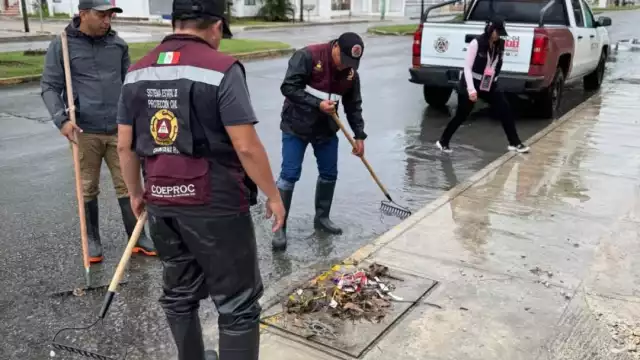 Los brigadistas limpiaron las coladeras y recogieron desechos.
