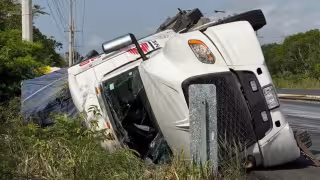 Tráiler cargado de tablaroca vuelca en la 307 y provoca caos vial en Punta Venado