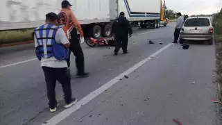 Motociclista termina lesionado al chocar contra un automóvil en la carretera Bacalar-Chetumal