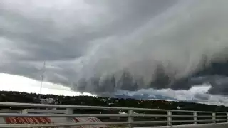 La Cumulonimbus Arcus es una nube de tormenta severa que anuncia ráfagas de viento, descargas eléctricas y fuertes precipitaciones.