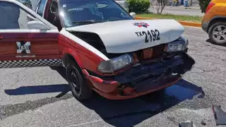 Un taxi de renta causó un accidente por exceso de velocidad y distracción al volante