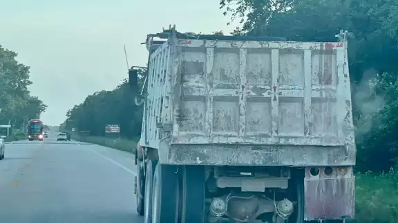 Ciudadanos reportan a volquetes que transitan de manera peligrosa en carretera Chetumal-Bacalar Ciudadanos reportan a volquetes que transitan de manera peligrosa en carretera Chetumal-Bacalar
