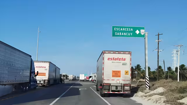 El entronque de la carretera federal 180 hacia Sabancuy carece de reductores de velocidad