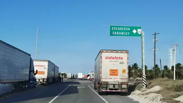 El entronque de la carretera federal 180 hacia Sabancuy carece de reductores de velocidad