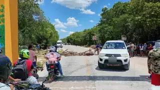 Pobladores de Sisal bloquean entrada al puerto tras la detención  de un hombre señalado de deforestar las dunas  