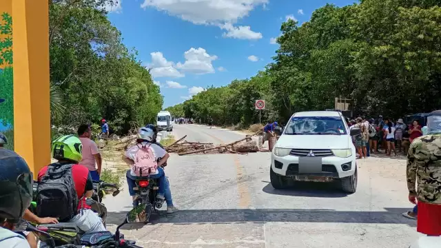 Pobladores de Sisal mantienen la entrada del puerto bloqueada
