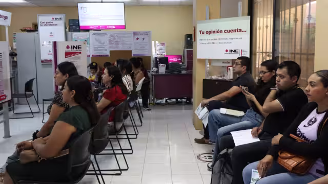 Hubo gran afluencia de personas en los módulos del INE en Mérida