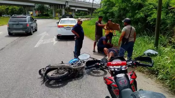 El motociclista quedó lesionado sobre la carretera tras el impacto. El motociclista quedó lesionado sobre la carretera tras el impacto.