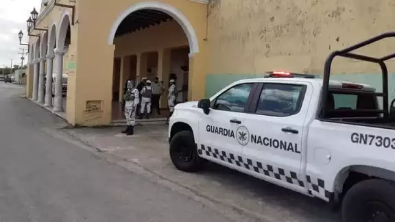 Una agente municipal sintió malestar, acudió al baño del Palacio Municipal, donde expulsó el feto. Una agente municipal sintió malestar, acudió al baño del Palacio Municipal, donde expulsó el feto.