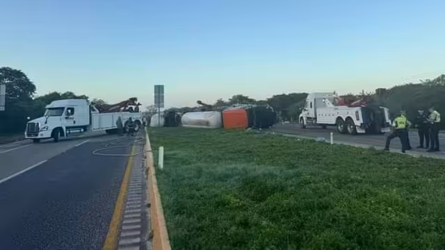 Durante más de tres horas, los bomberos batallaron para controlar la situación y se congestionó la vialidad