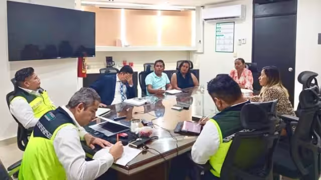 Orientan a pobladores de Atasta ante cobros elevados y fallas eléctricas