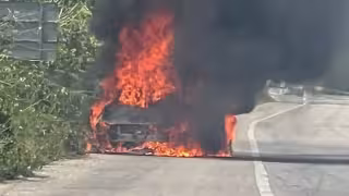 Incendio consume un vehículo en carretera rumbo a Bacalar