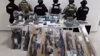 Durante la intervención fueron decomisados fusiles AK-47 y R-15, un lanzagranadas, cartuchos útiles y equipo táctico