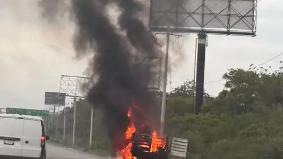 Camioneta se incendia en carretera Tulum–Playa; ocupantes logran salir ilesos