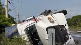 Toneladas de tablaroca quedaron esparcidas tras la volcadura