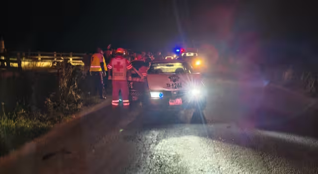 Taxi impacta a automóvil estacionado; conductor resulta grave