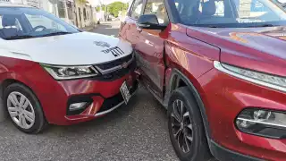 Aparatoso choque entre taxi y camioneta particular en la colonia Centro de Ciudad del Carmen; solo daños materiales